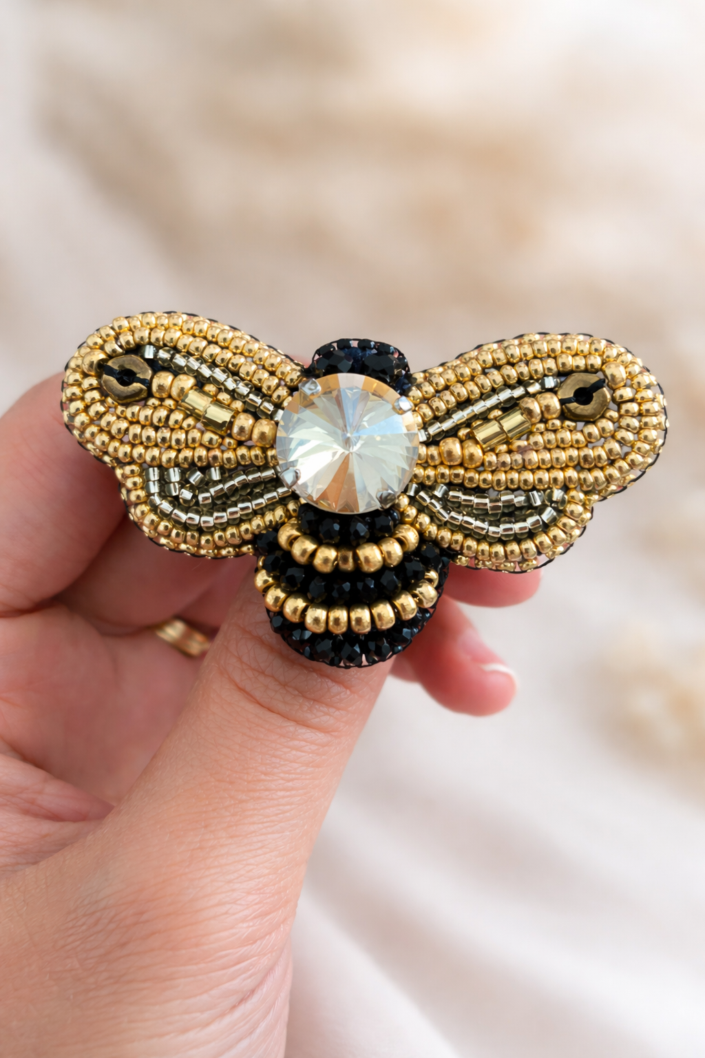 abeja sulbrooch